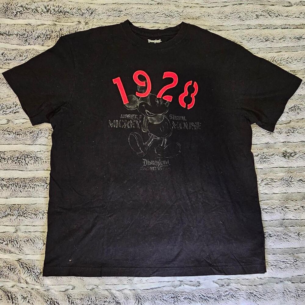Disney Men's Black and Red T-shirt